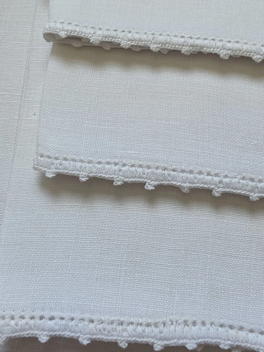 SET OF FIVE VINTAGE LINEN AND FILET CROCHET NAPKINS WITH MATCHING TABLECLOTH